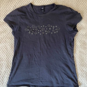 Mörkblå t-shirt GAP - Säljer en mörkblå t-shirt från GAP. Storlek M men passar även mig som vanligtvis bär strl S. (Köpten står för frakten!)