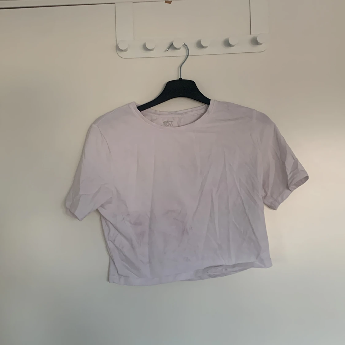 Ljuslila croppad t-shirt från 157