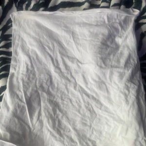 Vit tub topp - Gullig tub topp, köpt på H&M men använder aldrig💞Perfekt till sommarn! Dm för mer bilder/info🥰