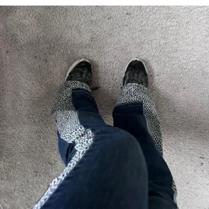 Blå jeans med leopardmönster - Jeans från Levis 