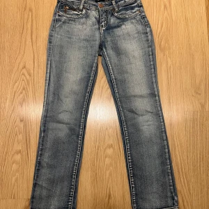 Low/ mid waist jeans! - Ett par URSNYGGA low / mid waist jeans med skit snygga fickor, skriv för mått! 🤞🏽 hör gärna av er för fler bilder osv🤞🏽🤞🏽