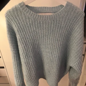 Ljusblå stickad tröja från Zara - Mysig ljusblå stickad tröja från Zara med en klassisk rund halsringning. 