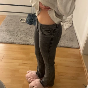 Grå jeans med bootcut - Snygga grå jeans med bootcut-stil och låg midja. Perfekta för en avslappnad look. De har en klassisk femficksdesign och är tillverkade i ett bekvämt denimtyg.