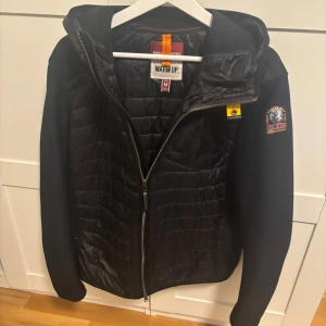 Svart quiltad jacka från Geographical Norway - Säljer en svart  jacka från Parajumper . Den är oanvänd och är som ny, och den är äkta så klart
