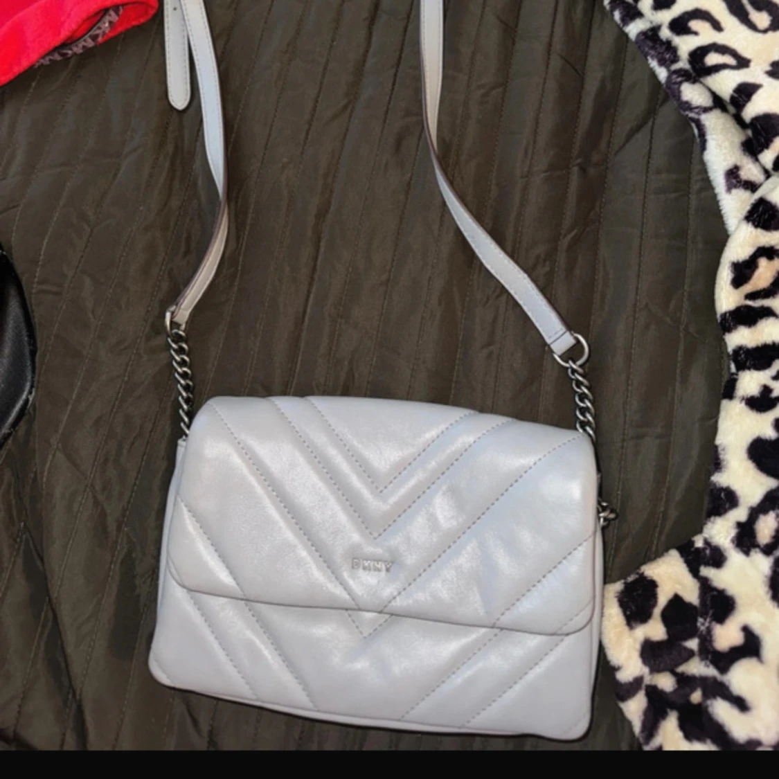 Grå quiltad axelväska från DKNY - 92
