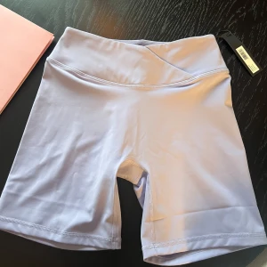 Ljuslila träningsshorts - Oner Active unified wrap short i färgen orchid purple 😍 Helt oanvända med prislapp kvar, nypris 482 svenska kr.