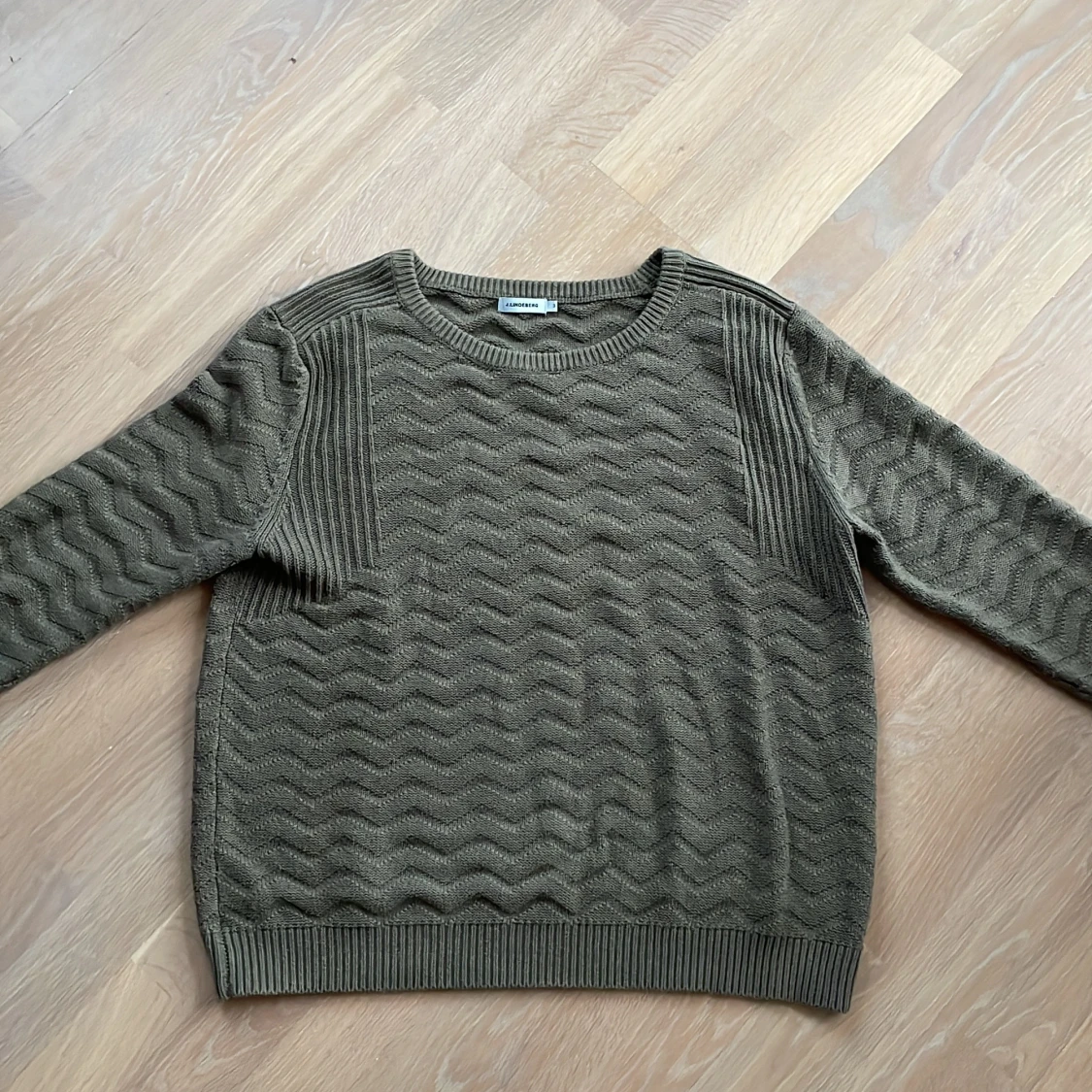 Olivgrön stickad tröja från J.Lindeberg
