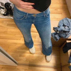 Lågmidjade Lee jeans  - Superfina Lee flare jeans med innerbenslängd ca 81cm❣️Slitage längst ner på benen (se sista bilden)