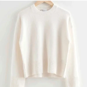 Stickad tröja - Stickad tröja ifrån &otherstories i storlek m men passar som s tycker jag