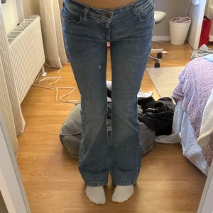 Lee low waist bootcut jeans  - Säljer ett par klassiska lågmidjade, blå jeans från Lee. De har en bootcut-stil och är lågmidjade med fickor och knappgylf. Perfekta för en avslappnad look. Köpta för 1100kr