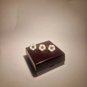 Elegant dansk brosch i äkta silver med emalj - Elegant brosch i äkta silver med emalj. Troligen tillverkad i Danmark eller Norge på 60 talet. Gott skick. Köparen betalar frakten. 