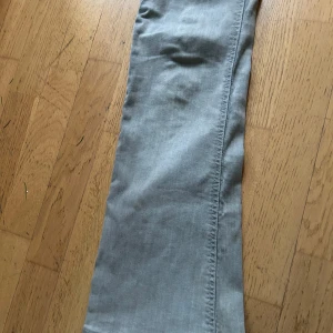 Snygga gråa jeans från Gina tricot - Snygga grå jeans från Gina Tricot i storlek 146. De har en klassisk design med knappar i midjan. Perfekta för en stilren look. Pris kan diskuteras men skulle nog säga runt 100kr😊