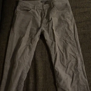 Grå manchesterbyxor från Dressmann - Säljer ett par grå manchesterbyxor från Dressmann i regular fit. Byxorna är använda bara ett fåtal gånger, inget slitage heller så dom ser så gott som nya ut😁