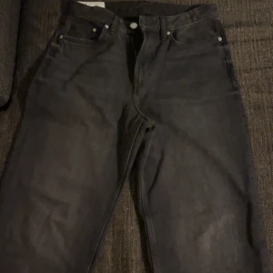 Svarta Baggy Jeans - Säljer ett par svarta jeans från H&M i loose fit. Har använt dom 1 gång då jag märkte det var fel storlek jag köpt😄