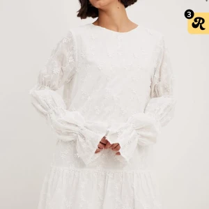 Vit klänning - Sommrig vit klänning som passar perfekt till student, skolavslutning och till sommaren. Jag använde på min skolavslutning och säljer för att den inte kommer till användning. Storlek 34