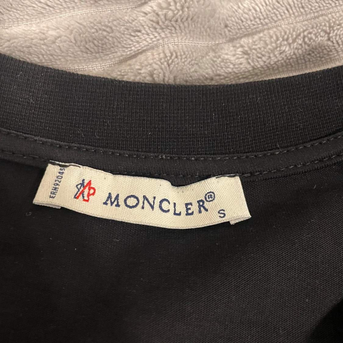 Svart t-shirt med sneaker-motiv från Moncler - 91