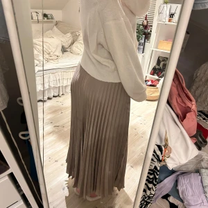 Lång kjol  - Super fin kjol från neo noir men kommer inte till användning tyvärr. 💓plisserad material. För liten för mig tyvärr 🩷