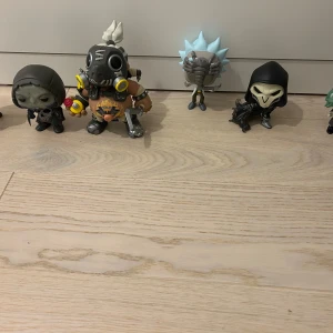 Pop up figurer - Samling av Overwatch Funko Pop-figurer, inklusive karaktärer med detaljerade dräkter och unika tillbehör. Perfekt för fans av spelet som vill utöka sin samling. 100 kr st