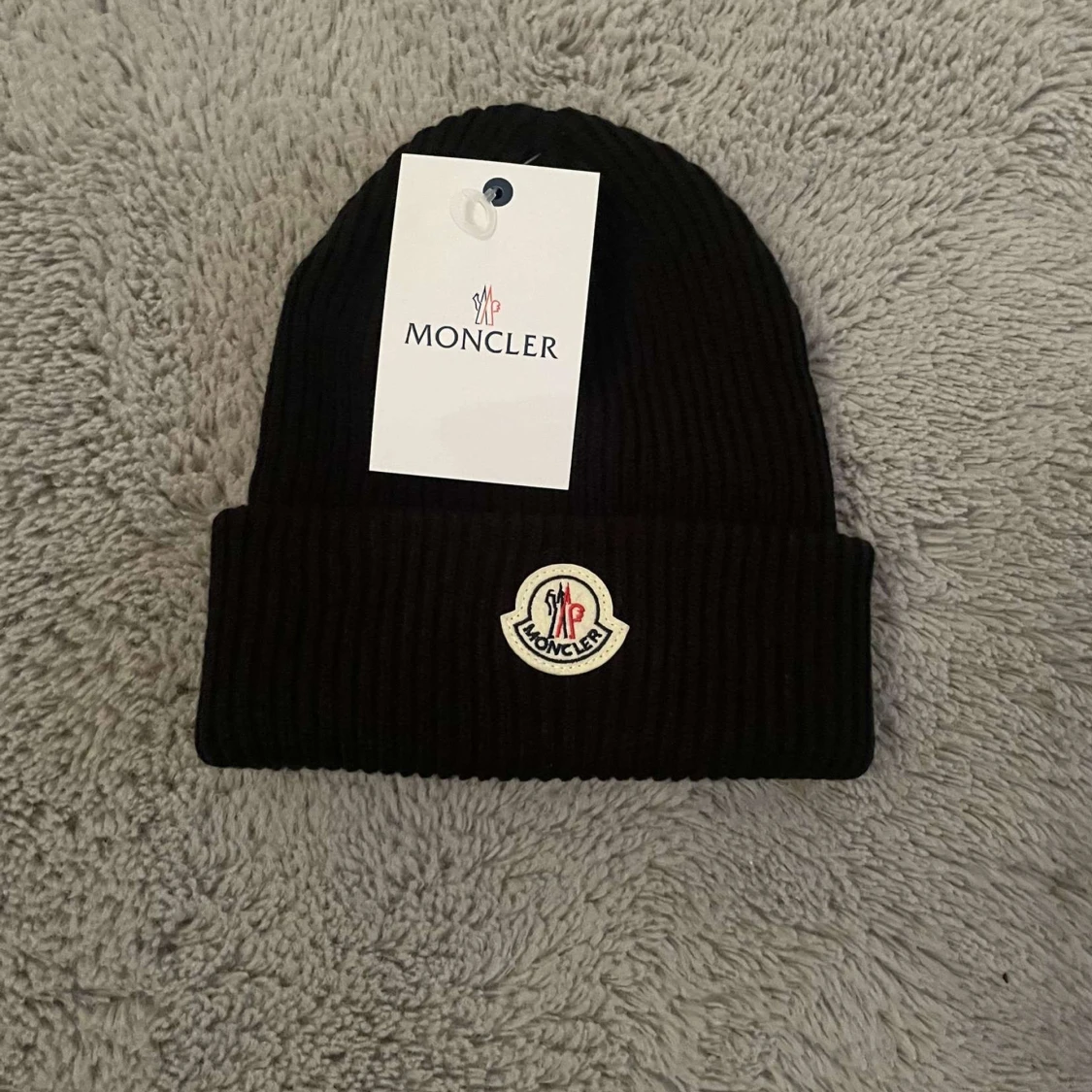 Svart ribbad mössa från Moncler