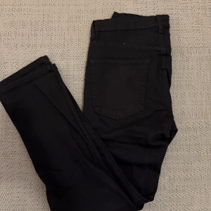 Svarta slimmy jeans från Lager 157 - Snygga svarta slimmy jeans från Lager 157. Passar både till vardagligt och festligt användande☺️Hör av dig vid frågor🤌