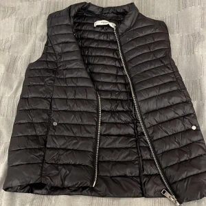 Tunn dunväst från mango  - Tunn dunväst från Mango! Superfin och utan defekter 😮‍💨