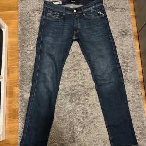 Replay jeans anbass - Snygga mörkblå jeans från Replay, modell Anbass. De har en slim fit passform och är perfekta för en stilren look. Klassisk design med fem fickor och knappgylf. Storleken är 31W 32L slim fit . Hör av dig vid några funderingar 