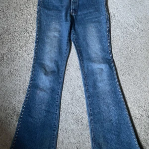 Blå bootcut jeans från Veirjen - Snygga blå bootcut jeans från Veirjen med klassisk femficksdesign och knappgylf. 1900 talet jaens, fina och bekväma. Runt st S-M. Mycket bra skick.