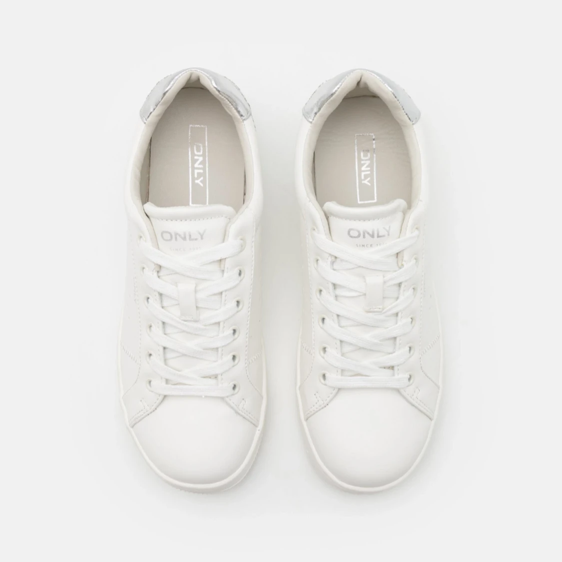 Vita sneakers med glittrig detalj från Only