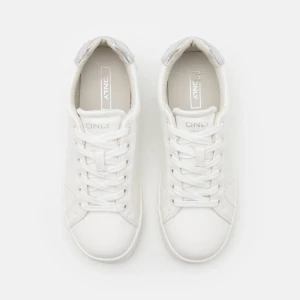 Vita sneakers med glittrig detalj från Only - Stilrena vita sneakers från Only med snörning och en glittrig silverdetalj på hälen. Perfekta för en trendig och avslappnad look.