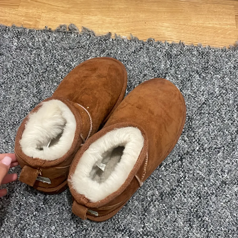 Säljer ett par mysiga bruna boots från UGG med mjukt foder. Storlek 38. Aldrig kommit till någon användning. . Kengät.