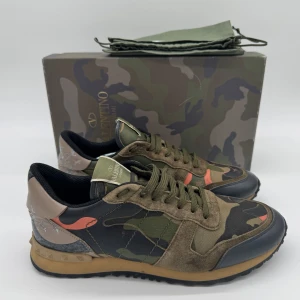 VALENTINO ROCKRUNNERS - - Valentino Rockrunners- Skick: 9,5/10 - Tillbehör: Enbart skorna - Storlek 44 - Nypris ca 7500kr // DeluxeCloset