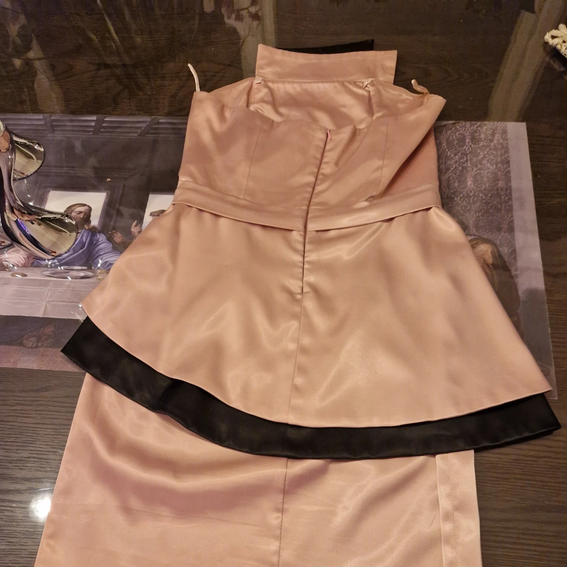 Champagnefärgad klänning med svarta detaljer - 90