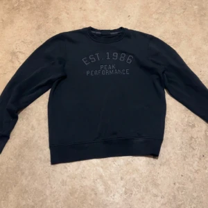 Peak Performance tröja - Säljer en svart sweatshirt från Peak performance. Den är som ny o har inga tecken på användning 