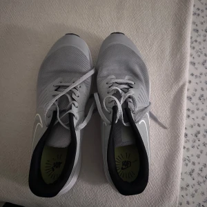 Träningsskor Nike - Grå träningsskor från Nike i princip helt oanvända!