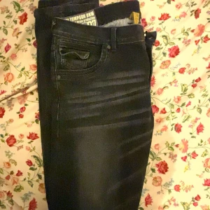 Grå, svarta jeans - Snygga mörkblå jeans med en klassisk femficksdesign. De har en diskret tvättningseffekt och är perfekta för en avslappnad stil. Passar bra till både t-shirt och skjorta. Ny pris på dem är 999 säljer dom för 350 har andvänts i kanske cirka 3 månader