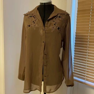 Brun skjorta med detalj krage  - Fin brun skjorta med vacker krage!  Funkar både med en tröja under och som layering piece🍂 Vid andra knappen är den ihopsydd, men det går lätt att sprätta upp.  Bara använd några gånger  Jag har plick köp avstängt då jag postar annonser på Vinted också, men skriv om du vill köpa så slår jag på! 