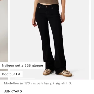 Bootcut jeans - Lågmidjade svarta Bootcut jeans från Junkyard i modellen ”Bootcut Low jeans”. Endast testade och i nyskick, men säljer då de inte riktigt passade mig. Pris kan diskuteras🤍