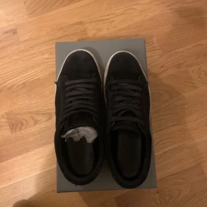 Vagabond Paul 2.0 - Snygga svarta sneakers med vit sula och snörning. Perfekta för en stilren look.Stor i storlek!