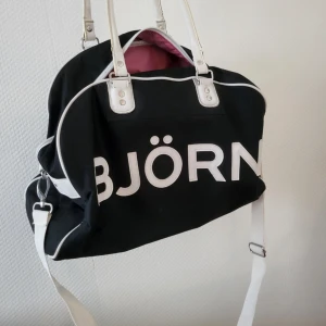 Björn Borg väska - Jättefin marinblå/mörkblå Björn Borg väska med en modell/design från ungefär 10 år sedan🌸 Rosa insida och lite sliten vid handtagen som man ser på bilderna🌸