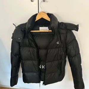 Svart pufferjacka från Calvin Klein - Snygg svart pufferjacka från Calvin Klein med dragkedja. Bra skick 💞