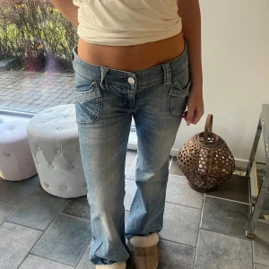 Lågmidjade utsvängda jeans - Väldigt snygga jeans från river island! Modellen är 165, de är lite långa! De har coola detaljer och är i fint skick! Kom privat för frågor eller mått!🥰 Priset är fast så först till kvarn❤️