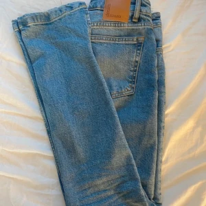 Blå jeans från Dr. Denim - Säljer ett par jeans från zara med slits på yttersidan💙 knappt använda 