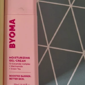 Moisturizing Gel-Cream från Byoma - Fuktgivande gel-kräm med Tri-Ceramide Complex, niacinamid och grönt te. Designad för att stärka hudbarriären och förbättra hudens utseende. Perfekt för daglig användning för en återfuktad och balanserad hud. Använd 1-2 gånger, väldigt sparsamt använd. 