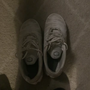 Nike sneakers i olika färger - Säljer flera par Nike sneakers i olika färger. Finns i både svart och vitt med snörning. Perfekta för en sportig look. Om ni är intresserade på en av skorna skriv bara till annars kostar alla vid pris: 6000