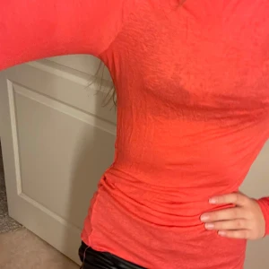 Intimissimi topp - Säljer en röd/orange/rosa långärmad tröja med en tight passform. Inga defekter förutom en liten tråd som man bara kan klippa av (se bild 3) Toppen säljs inte längre och är sällsynt. Kan även tänka mig att byta mot en annan topp i strl S❤️