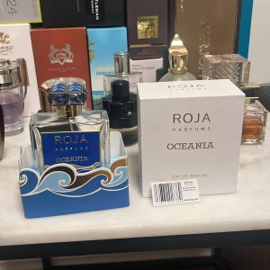 Roja Parfums Oceania Eau de Parfum - Roja parfums oceania 100ml med ungefär 50ml kvar! Väldigt fin aquatisk söt doft. Köpte den på Gents, Drottninggatan för 4600 men finns på vissa andra ställen lite billigare, full presentation till parfymen finns självklart! Nypris 4600. Mitt pris 1300. Hör av er vid frågor