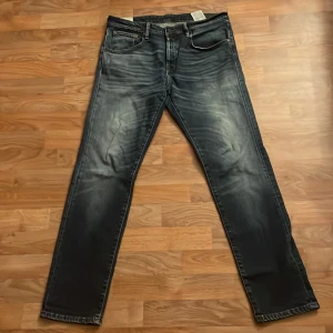 Mörkblå jeansbyxor - Säljer ett par mörkblå jeansbyxor.