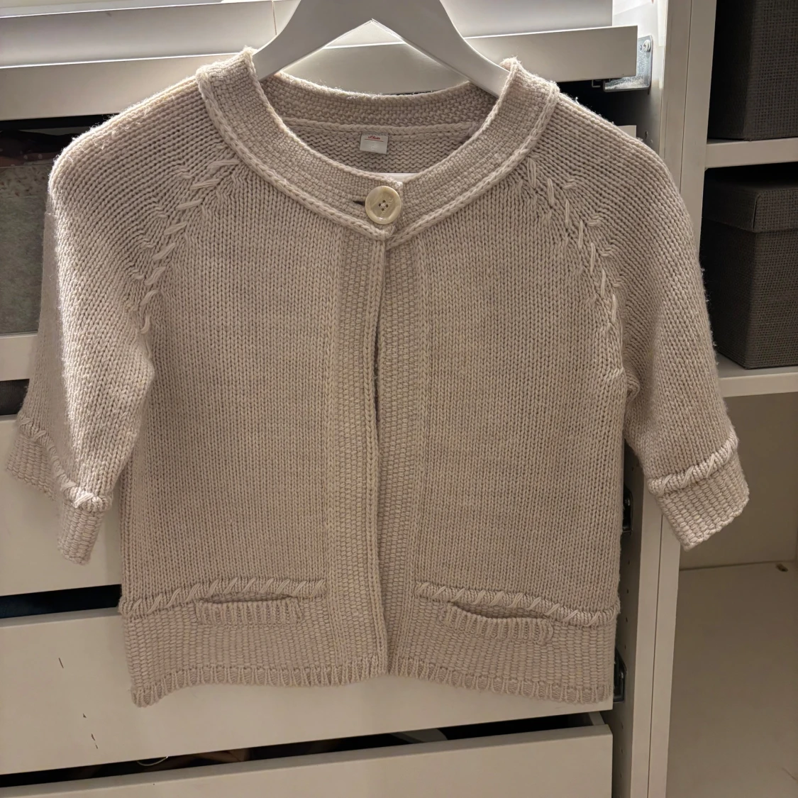 Beige stickad kofta med knappdetalj