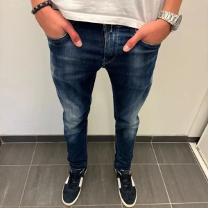 Replay jeans - Snygga mörkblå Replay jeans i nyskick .De har en slim passform och passar Perfekt till allt