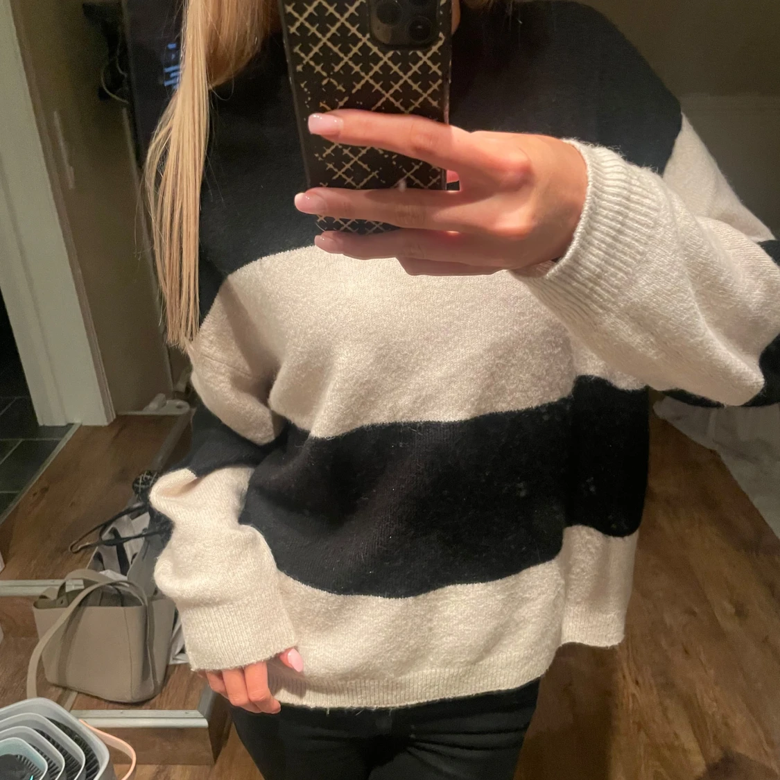 Randig tröja i svart och beige - 1